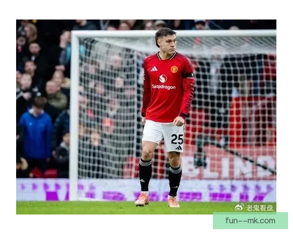 乌加特压哨加盟曼联震撼转会市场引发球迷热议